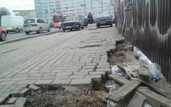 На Ленинском проспекте провалился тротуар