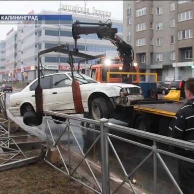 В Калининграде водитель «БМВ» пробил металлическое ограждение