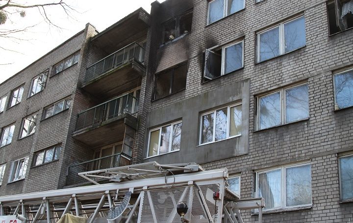 В Калининграде пожарные потушили возгорание в многоквартирном доме