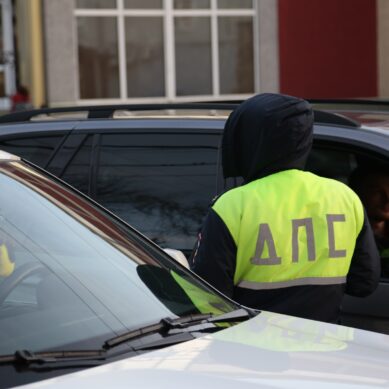 В Калининграде пьяная москвичка разбила припаркованную машину