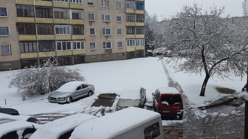 Пасхальный снегопад оставил без света 30 тысяч литовцев