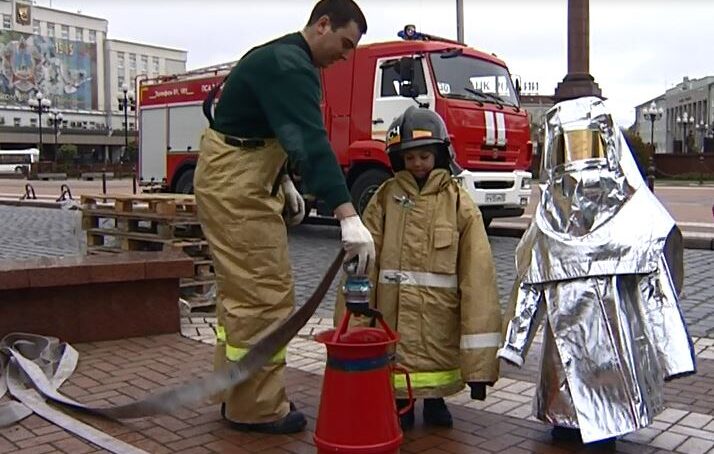 МЧС показало новейшую пожарную спецтехнику и оборудование