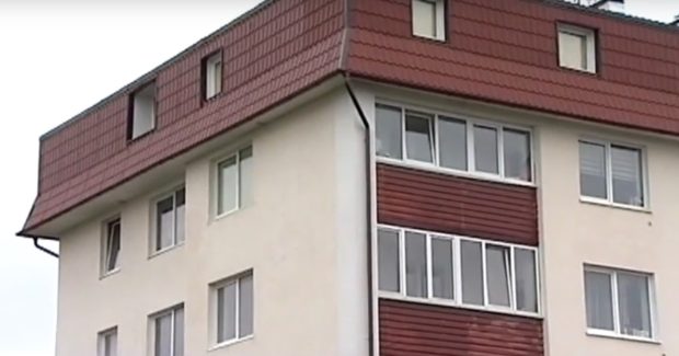В Балтийске двухлетний ребёнок запер маму на балконе