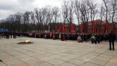 Калининградцы возложили цветы к  мемориалу 1200-м гвардейцам