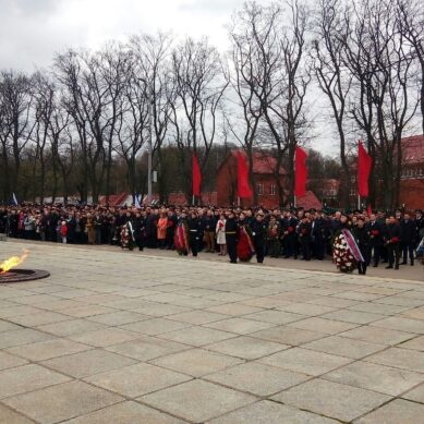 Калининградцы возложили цветы к  мемориалу 1200-м гвардейцам