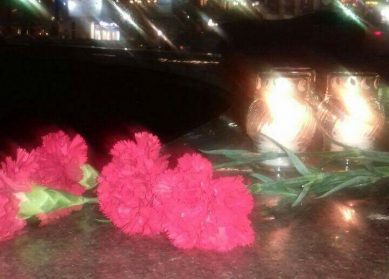 Всей душой с вами.. На площадь Победы в Калининграде несут цветы