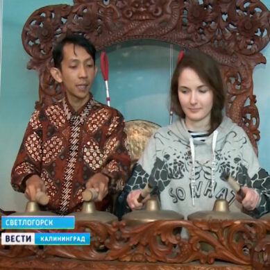 Индонезийский музыкант научил калининградских студентов играть на гамелане