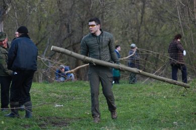 Алиханов помог с уборкой старинного замка