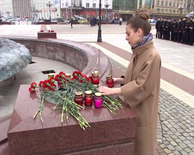 Площадь Победы в Калининграде превратилась в мемориал жертв теракта