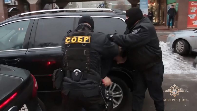 Калининградские полицейские взяли штурмом жилье наркоторговцев