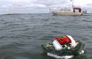 Венки на воде. Как в Балтийске почтили память советских моряков (Видео)