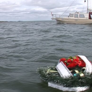 Венки на воде. Как в Балтийске почтили память советских моряков (Видео)