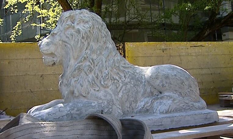 На историческое здание в Калининграде установили статуи львов