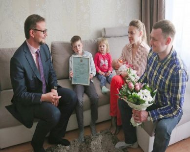 В Калининграде вручили 10-тысячный региональный сертификат на материнский капитал
