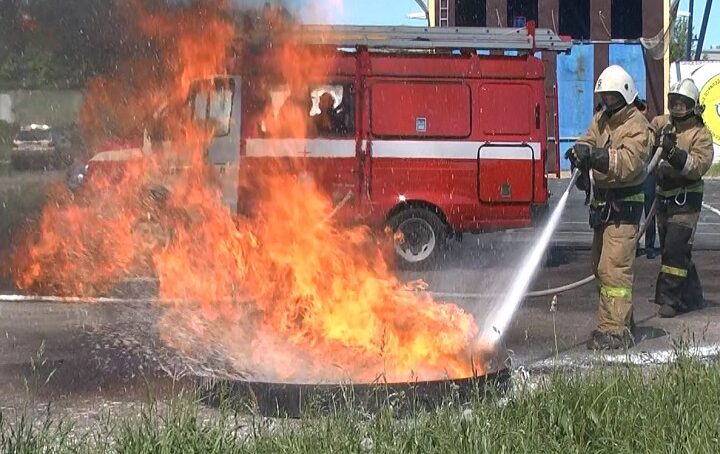 Калининградские пожарные проверили в действии новый автомобиль