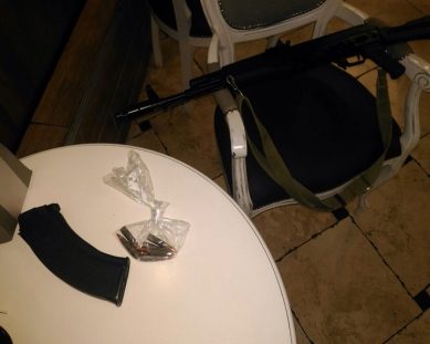 В калининградском кафе задержали вооруженных мужчин