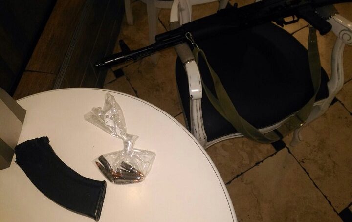 В калининградском кафе задержали вооруженных мужчин