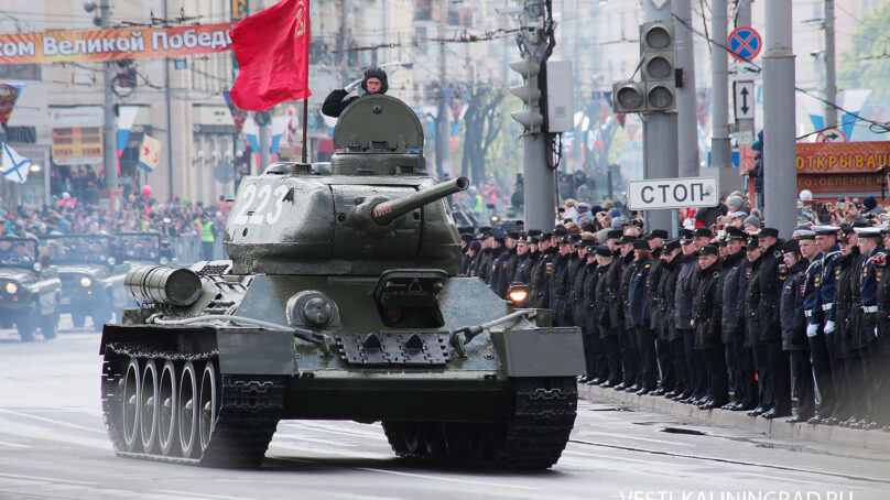 На площадь Победы въехал легендарный танк Т-34 с Красным Знаменем Победы