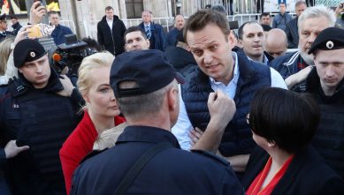 Полиция вывела Навального с митинга в Москве против реновации