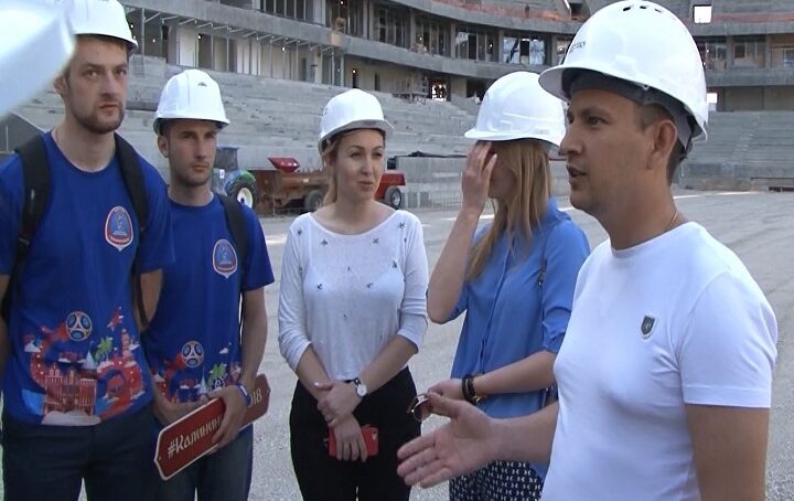 Калининградские волонтеры побывали на стройке стадиона ЧМ-2018