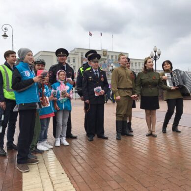 Сотрудники ГИБДД и байкеры спели «Катюшу» на площади Победы