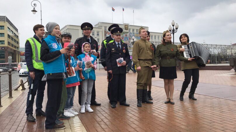 Сотрудники ГИБДД и байкеры спели «Катюшу» на площади Победы