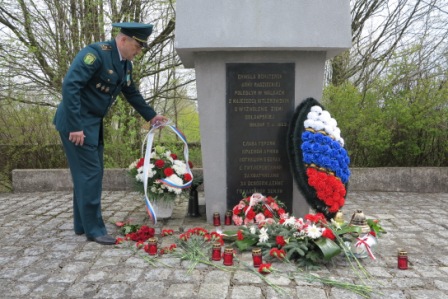 Калининградские таможенники возложили цветы к захоронениям советских солдат в Польше
