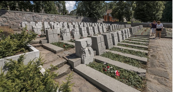 В Польше возмущены фактом осквернения польского кладбища в Вильнюсе