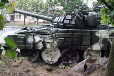 На репетиции парада в Минске танк врезался в столб