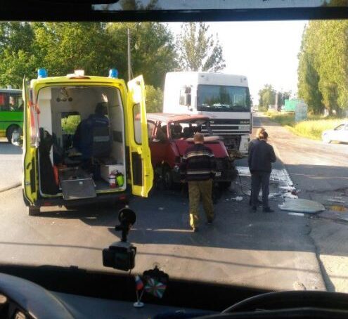 На улице Дзержинского фура врезалась в микроавтобус