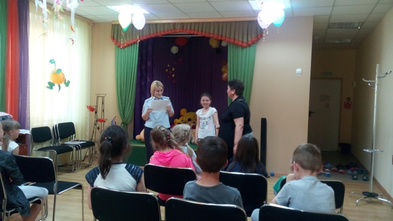 В Славском районе полицейские учили детей громко кричать