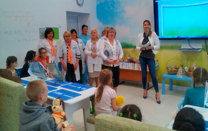 Пациентам детской областной больницы подарили конфеты