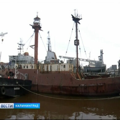 В Калининграде встретили плавучий маяк из Санкт-Петербурга
