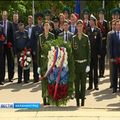 Калининградцы принесли цветы к памятнику 1200 гвардейцам