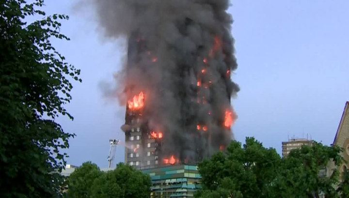 В Лондоне люди выпрыгивали из окон горящего здания