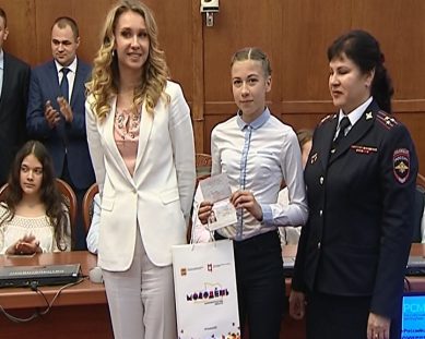 Наталья Ищенко вручила юным землякам паспорта