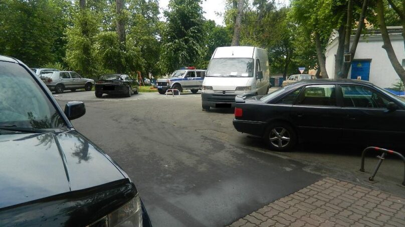 В Калининграде водитель не поставил машину на ручник и попал под колёса