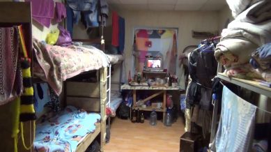 Под Калининградом мигранты превратили склад в общежитие