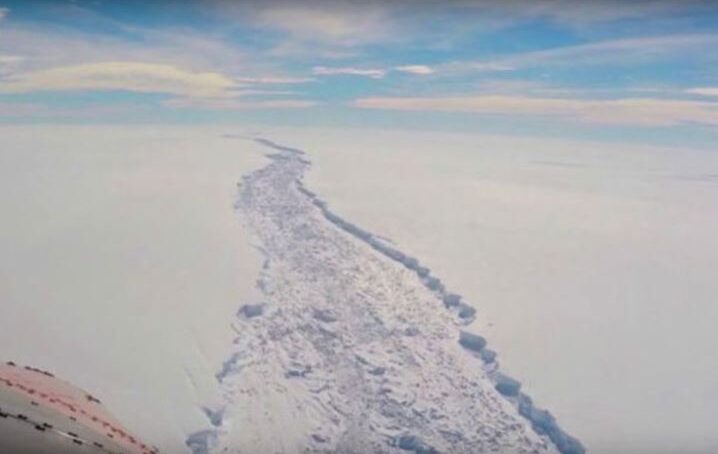 От Антарктиды откололся айсберг весом в 1 триллион тонн
