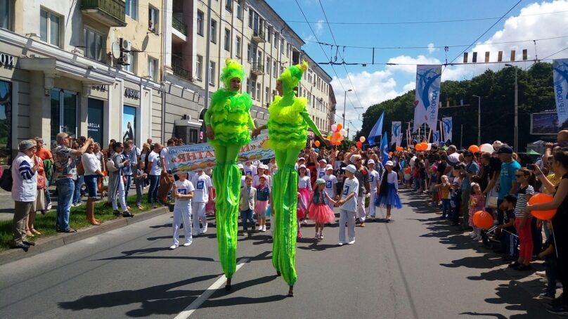 В Калининграде прошло театрализованное шествие