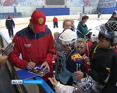 Максим Жуков поделился с юными спортсменами секретами хоккейного мастерства