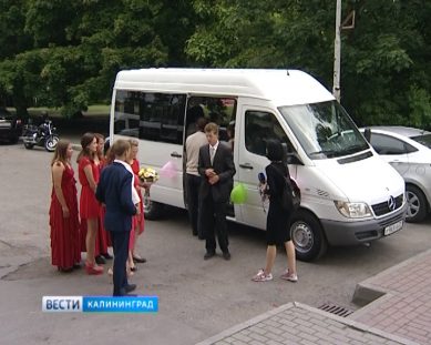 Семье из Черняховска, воспитывающей 16 детей, подарили новый микроавтобус