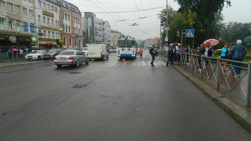 На Ленинском проспекте в Калининграде троллейбус сбил подростка