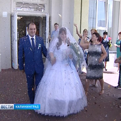 На «счастливую дату 07.07.17» в Калининграде поженили 28 пар