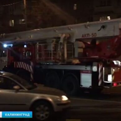 На Ленинском проспекте в Калининграде загорелся ЗИЛ