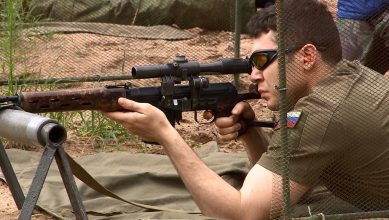 Антон Алиханов вооружился снайперской винтовкой. ФОТО