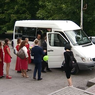 Многодетной семье с 11 приемными детьми подарили микроавтобус