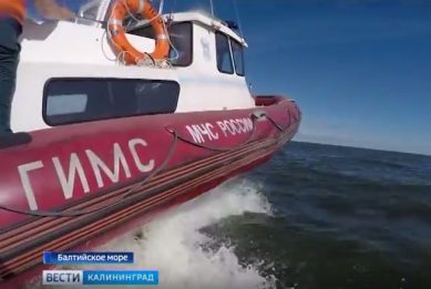 В Калининградском заливе перевернулась лодка с пятью людьми на борту