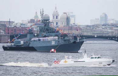 Президент России принимает военно-морской парад в Санкт-Петербурге