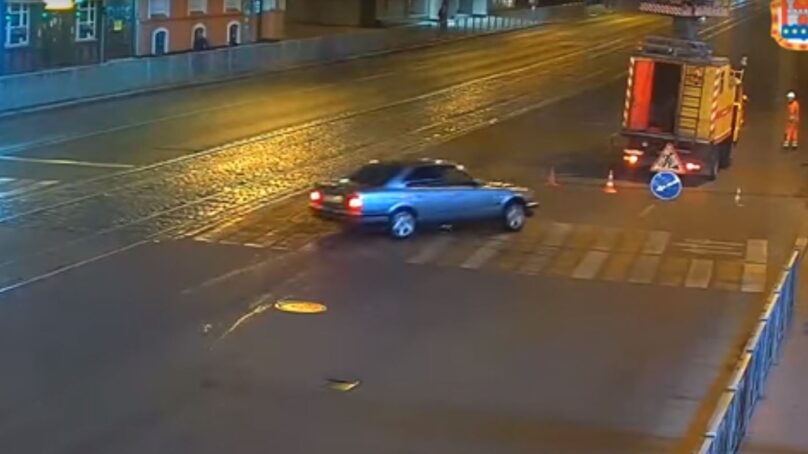 В Калининграде водитель БМВ врезался в столб